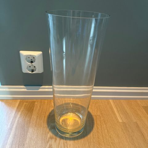 Stor og høy vase i glass fra IKEA