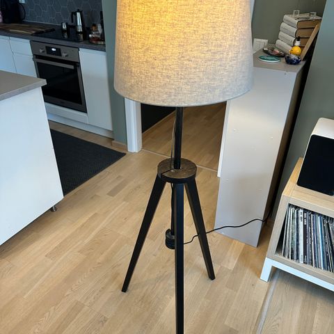 RESERVERT! Gulvlampe fra ikea