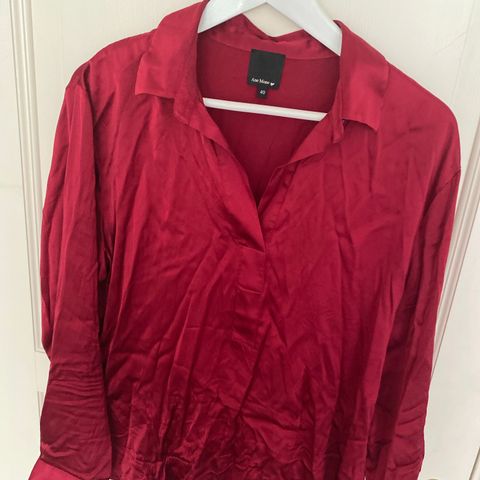 Rød silkeskjorte selges!
