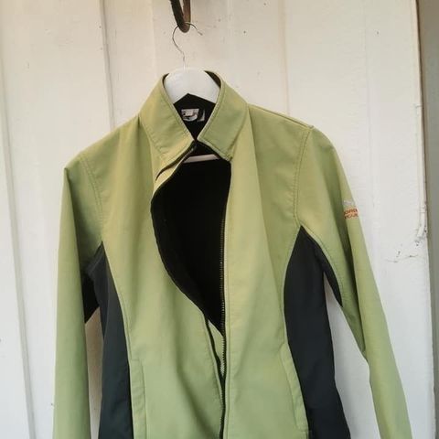 Lite brukt lysegrønn og svart softshel jakke i str M, selges!