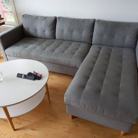 Tre-seter grå sofa med puff; lite slitt.