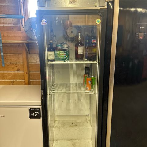 Stort kjøleskap med glassfront selges.