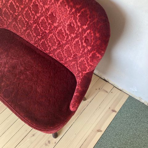 Flott rød liten sofa selges