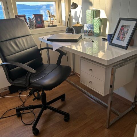 Skrivebord og kontorstol