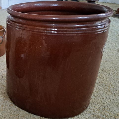 Strøken stor krukke (potteskjuler) brun i keramikk!