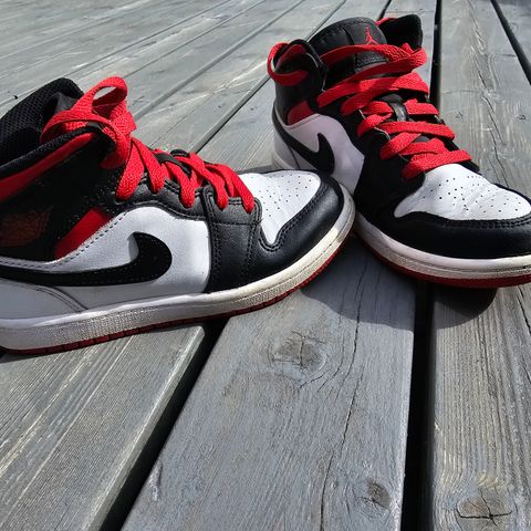 Nike Air Jordans Mid strl. 32