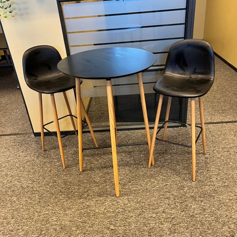 2 barstoler og bord.