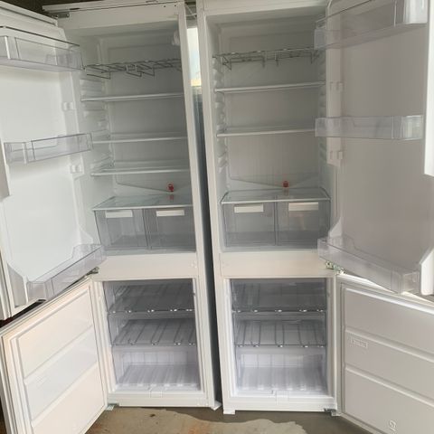 2 stk integrerte kombi kjøleskap
