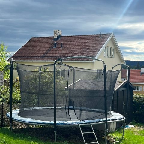 Nesten komplett stor trampoline selges