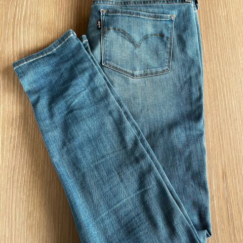 Levis slight curve skinny