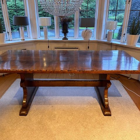 Ekslusivt Engelsk Tudor Oak spisebord i heltre eik med 8 stoler