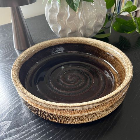 Stort fat /skål i håndlaget keramikk