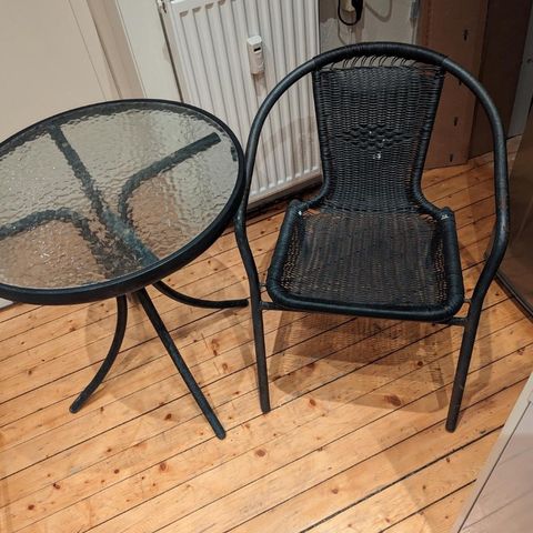 En stol og et bord