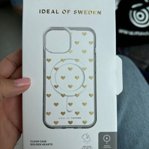 Ideal of Sweden deksel iPhone 15 gull hjerter