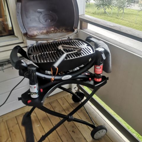 Elektrisk grill Weber q1400 m/ rullevogn og cleaning set