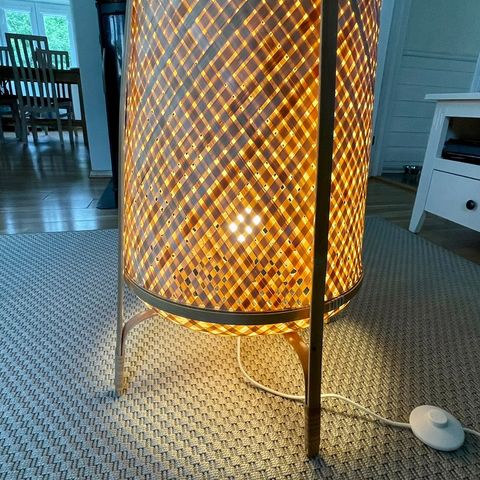 Gulvlampe KNIXHULT fra IKEA
