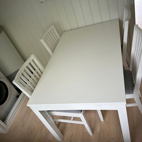 Spisebord m 4 stoler og illegsplate