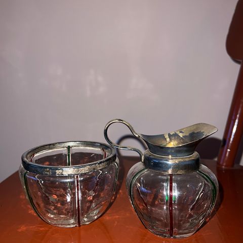 Antikk skål og mugge i glass med sølvkant