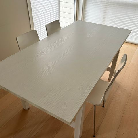 Spisebord  med 4 stoler