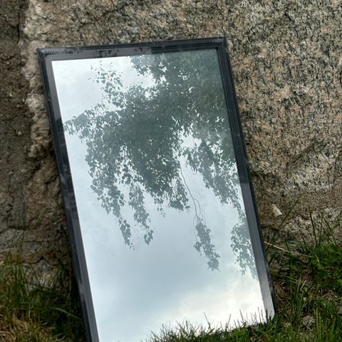 Speil i svart ramme