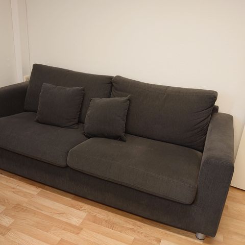 GRATIS!  3 seters sofa - trenger litt reparasjon