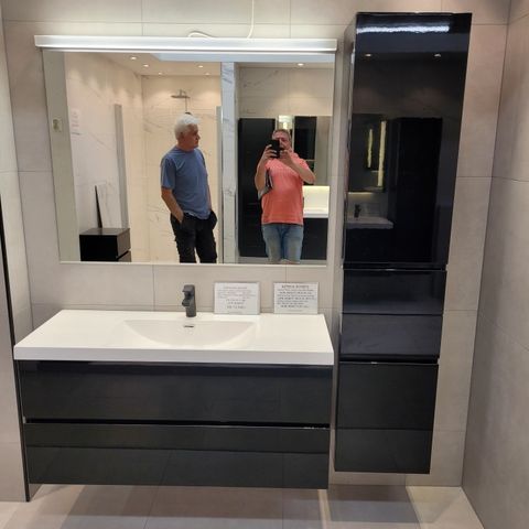 Ny baderomsinnredning 120 cm med vask, speil og høyskap 50%