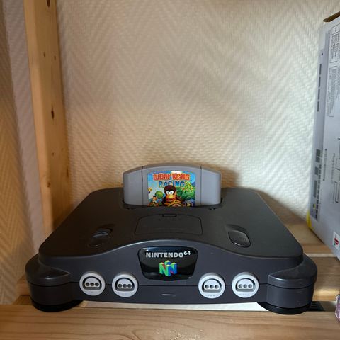 Nintendo 64 m/ 4 spill og kontroll