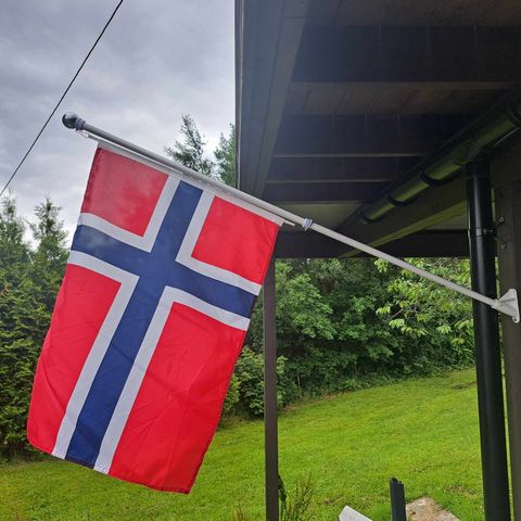 Norsk flagg selges billig med feste