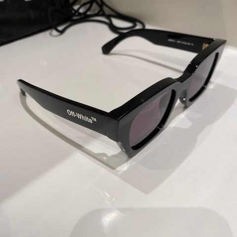 Lite brukt Off - White solbriller.  1800kr.