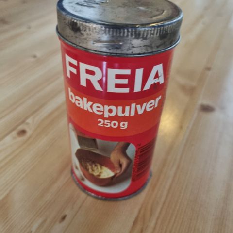 2 stk Freia bakepulverbokser til salgs