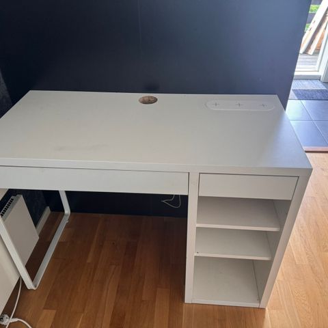 Skrivebord fra IKEA. Lite brukt.