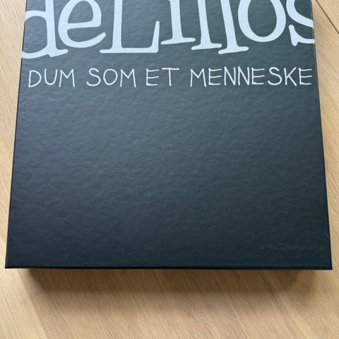 DeLillos - «Dum som et Menneske» Ltd boks-sett forseglet