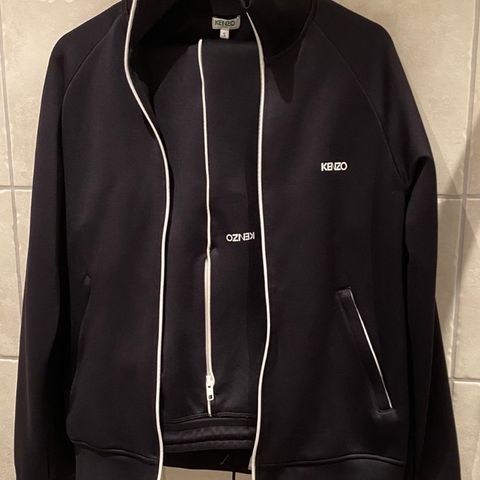 Lite brukt Kenzo Tracksuit i str. Jakke(S) bukse(M).  2600kr.