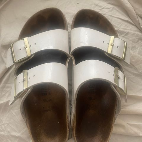 Godt brukte Hvite lakk/skinn Birkenstock    str 37(passer da opptil 23,2 cm