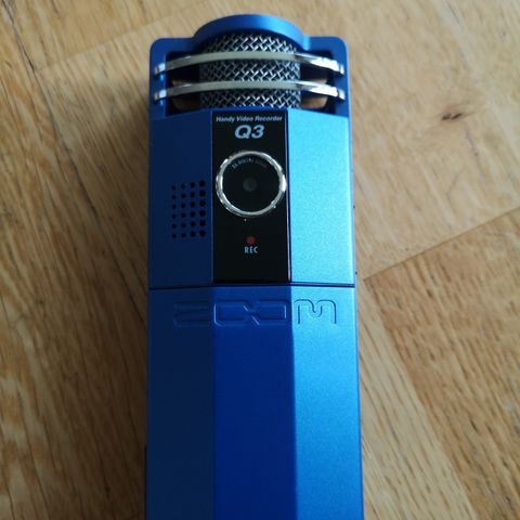 Q3 ZOOM Handy video recorder