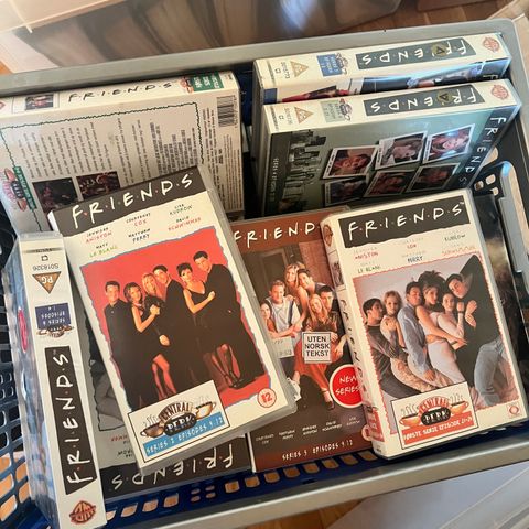 Selger diverse VHS-filmer