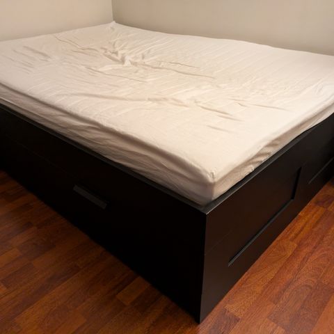 Pent brukt seng 140x200 BRIMNES fra Ikea, med sengebunn