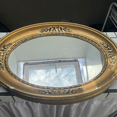 Antikk speil med gullramme