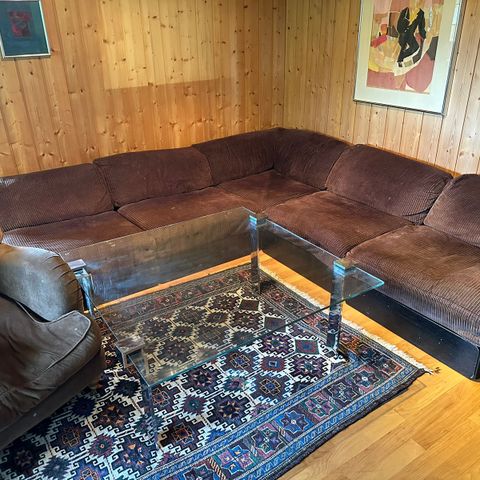 God gammel sofa med stol og glassbord  gis bort