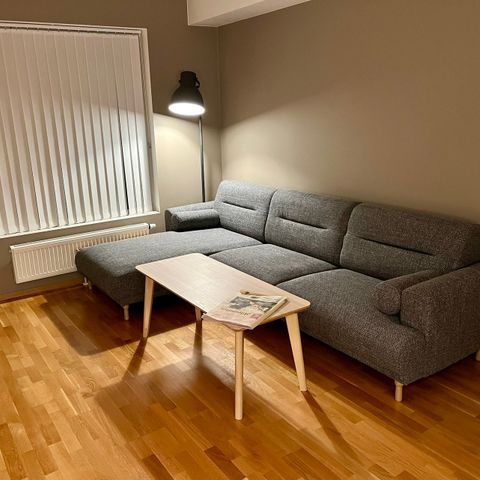 IKEA Långaryd 3-seters sofa med sjeselong venstre, Lejde grå/svart/tre