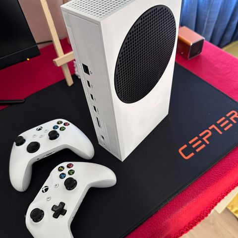 Xbox Series S med 2 kontrollere