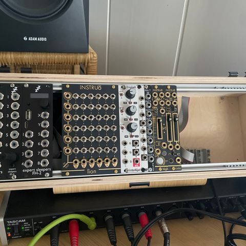 Eurorack case 88hp med masse strøm og sockets