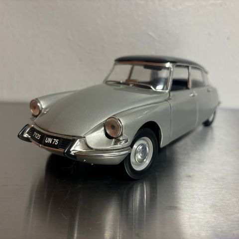 1:18 Citroën DS 19 fra Solido selges