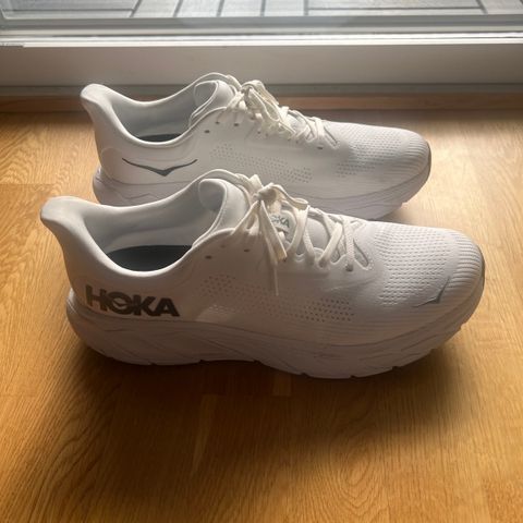 HOKA Arahi 7 str 47 1/3, kun brukt to ganger