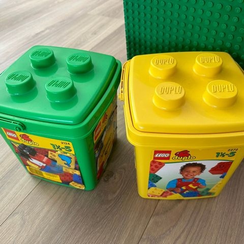 Vintage Lego/ Duplo byggeklosser med byggeplate og oppbevaringsbokser