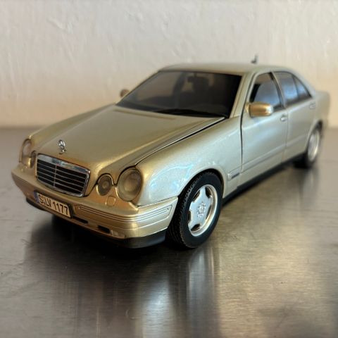 1:18 Mercedes Benz E320 w210 fra Sun star selges