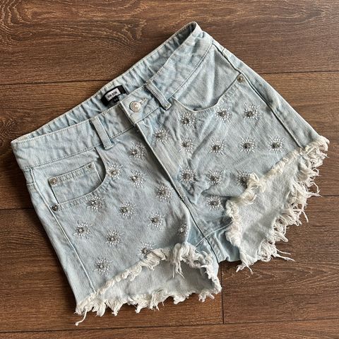 Shorts med diamanter fra BikBok