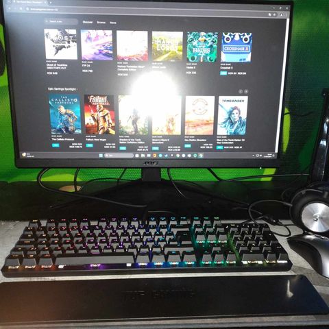 Gaming pc setup med rtx4060 skjerm tastatur osv.