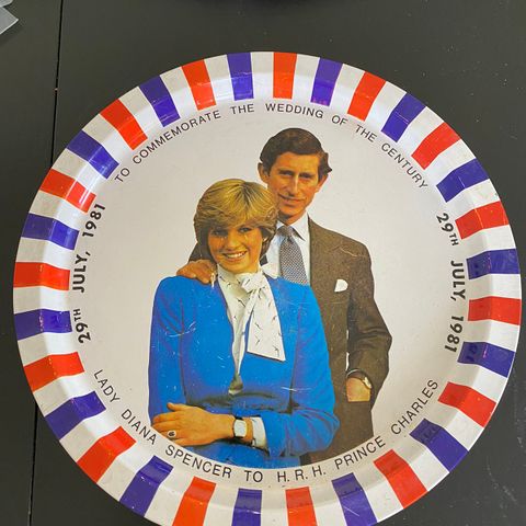 Serveringsbrett minne fra Diana og Charles bryllup 1981.
