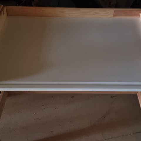 Regulerbar skrivebord fra ikea med krakk